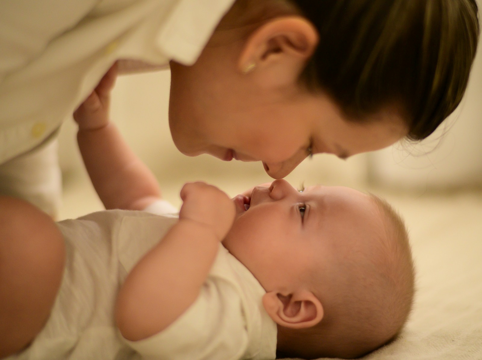 Une maman tout près de son bébé, pendant l'initiation au massage bébé
