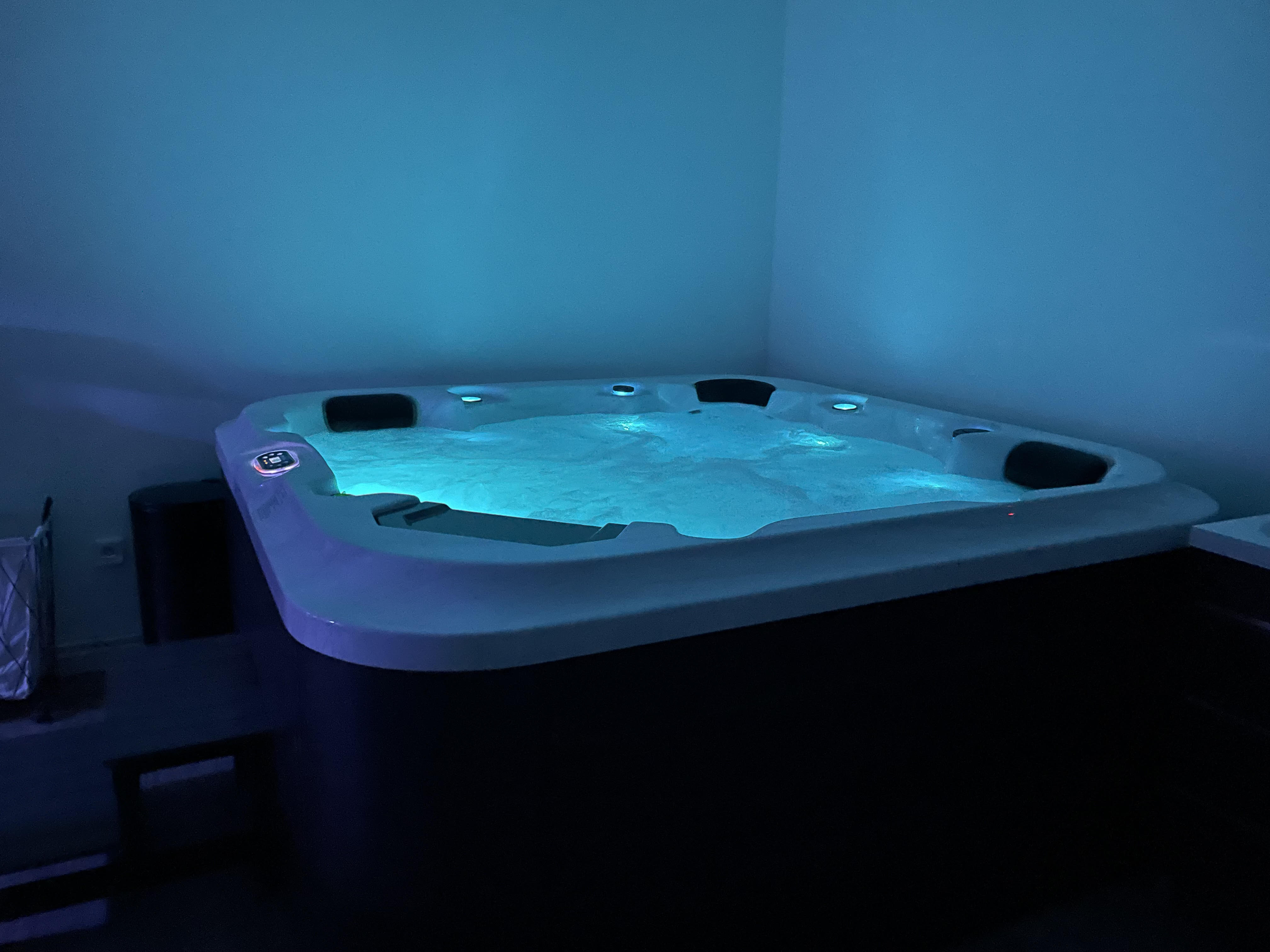 Le jacuzzi de l'espace détente privatisé du Centre Hinatea