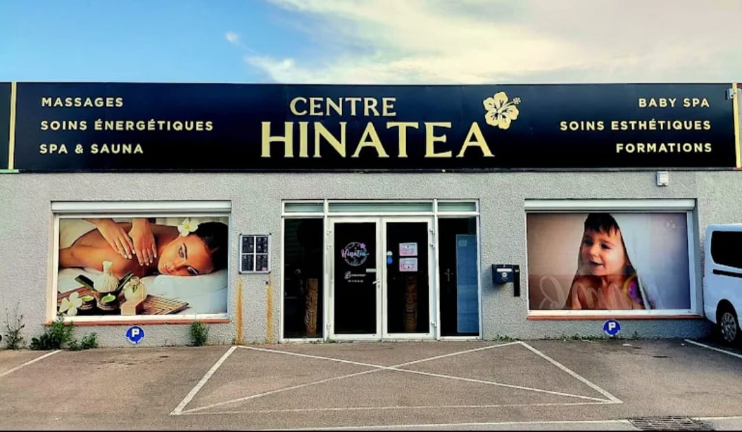 La façade du Centre Hinatea, sur le parking de l'Intermarché de Pollestres
