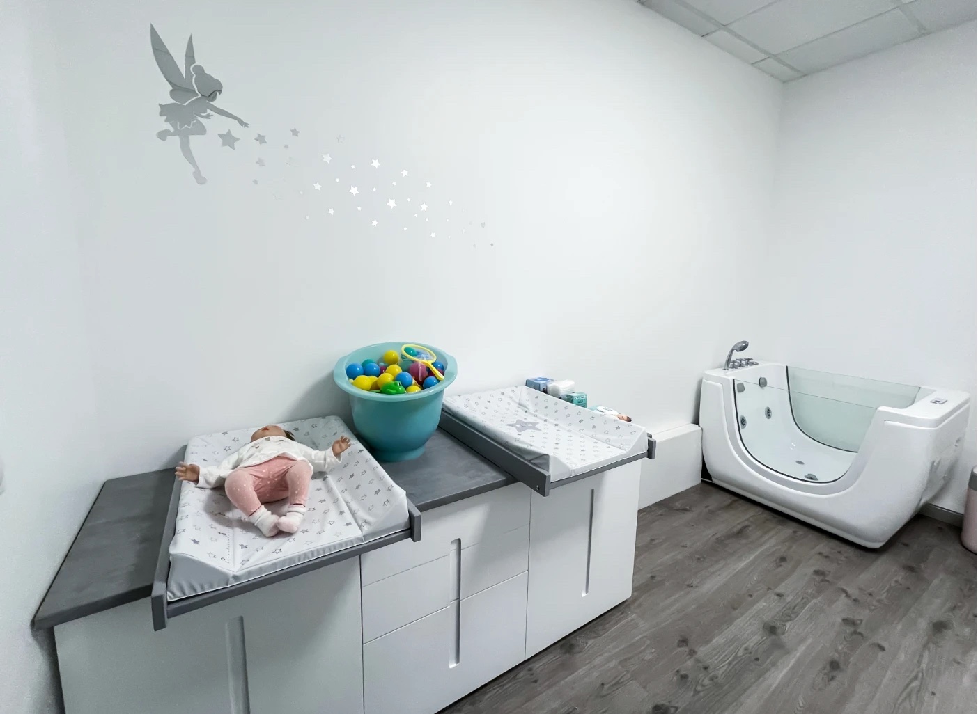 La salle du baby spa, avec ses tables à langer et son bain bébé