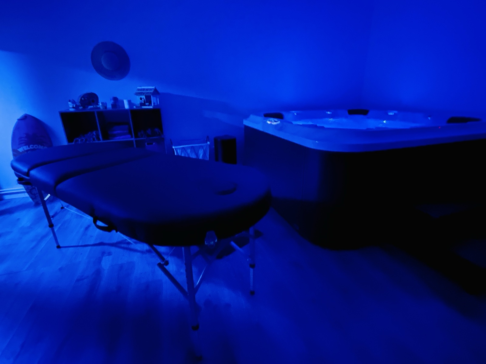 L'espace détente du Centre Hinatea en lumière tamisée : sauna infrarouge, table de massage et jacuzzi