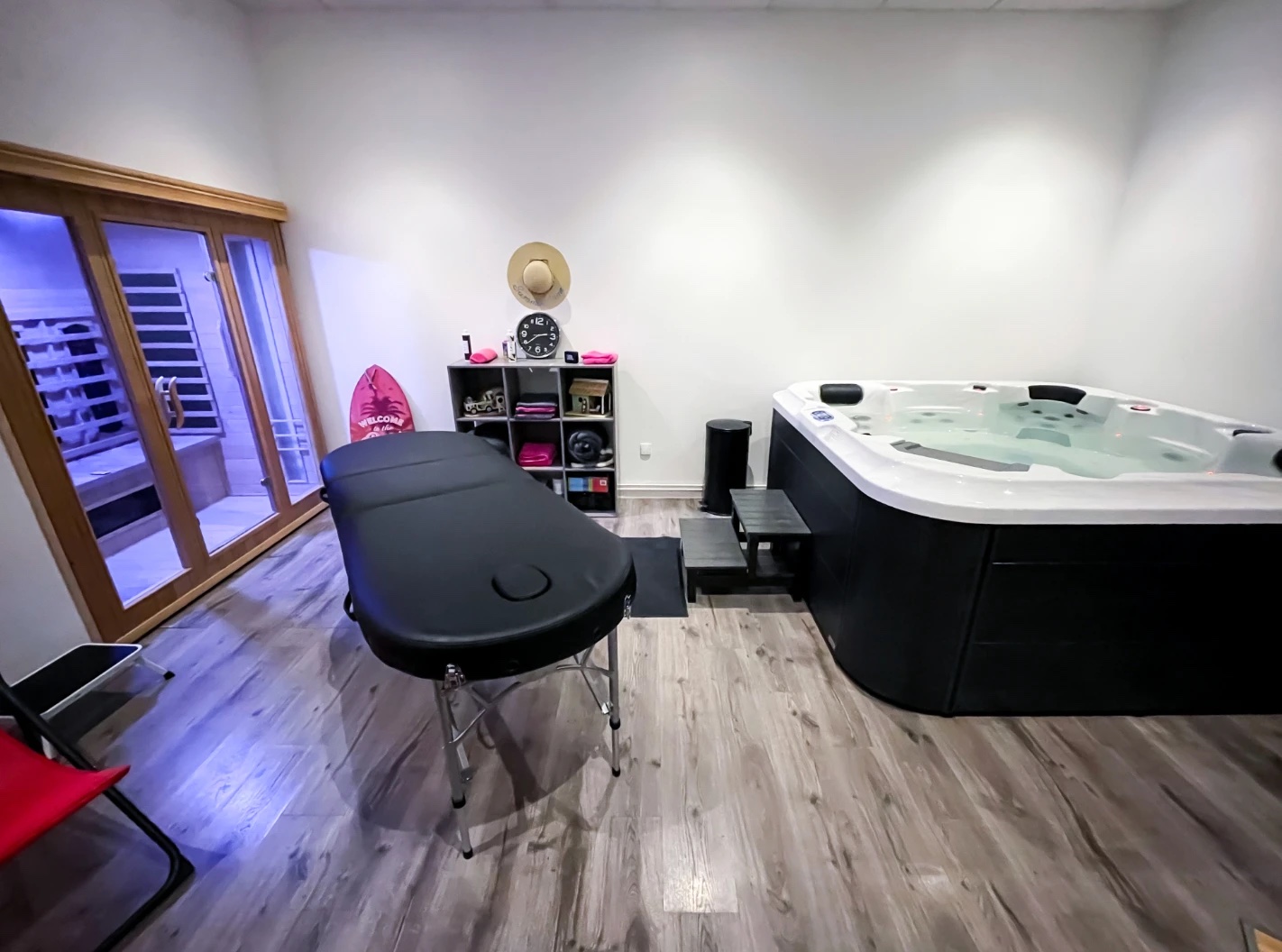 Table de massage, sauna et jacuzzi dans l'espace détente