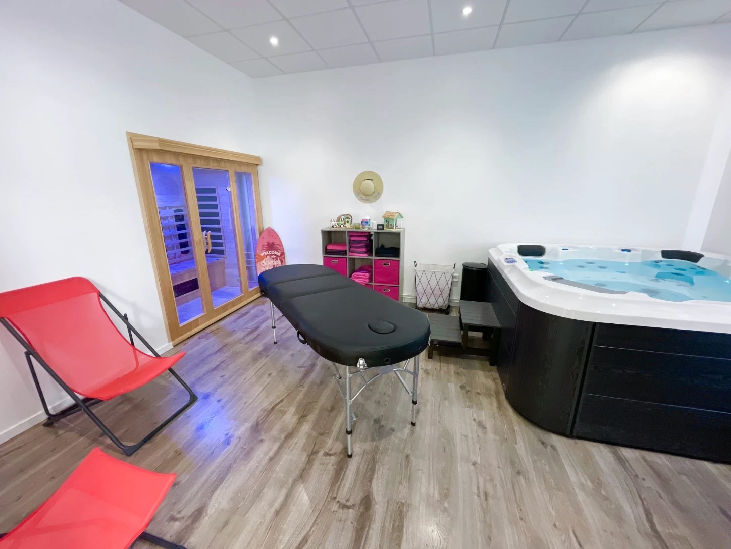 L'espace détente : jacuzzi, sauna infrarouge et transats